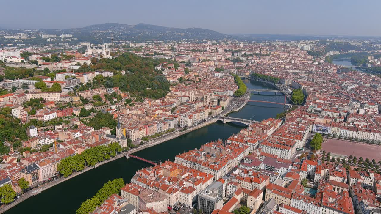 里昂:鸟瞰法国地区的历史城市Auvergne-Rhône-Alpes -从空中俯瞰法国的全景，欧洲视频素材