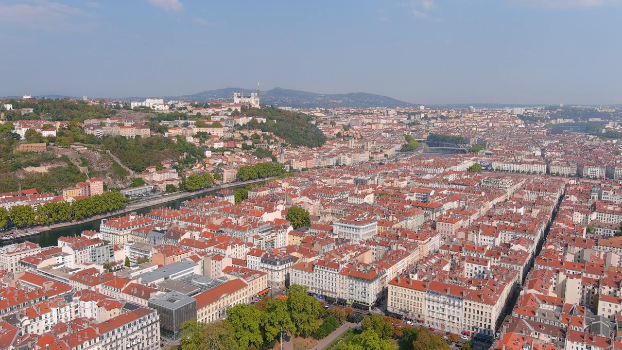 里昂:鸟瞰法国地区的历史城市Auvergne-Rhône-Alpes -从空中俯瞰法国的全景，欧洲视频素材