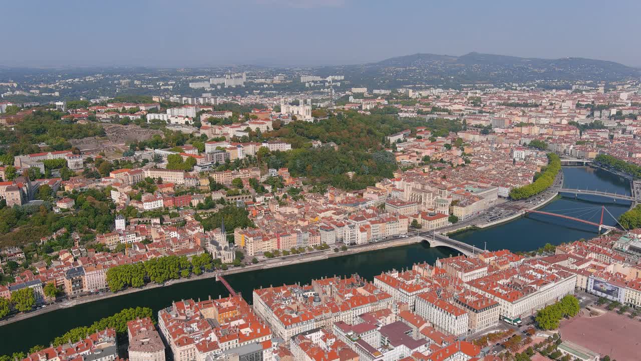 里昂:鸟瞰图，历史悠久的城市，山顶的圣母院Fourvière (La Basilique Notre Dame de Fourvière)，俯瞰法国的全景，欧洲视频素材