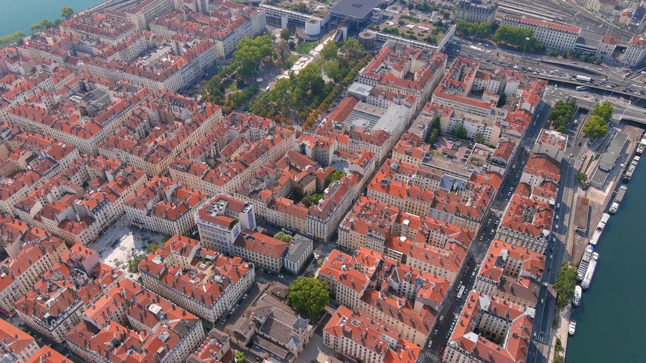 里昂:鸟瞰法国地区的历史城市Auvergne-Rhône-Alpes -从空中俯瞰法国的全景，欧洲视频素材