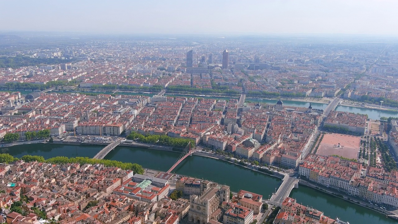 里昂:鸟瞰法国地区的历史城市Auvergne-Rhône-Alpes -从空中俯瞰法国的全景，欧洲视频素材