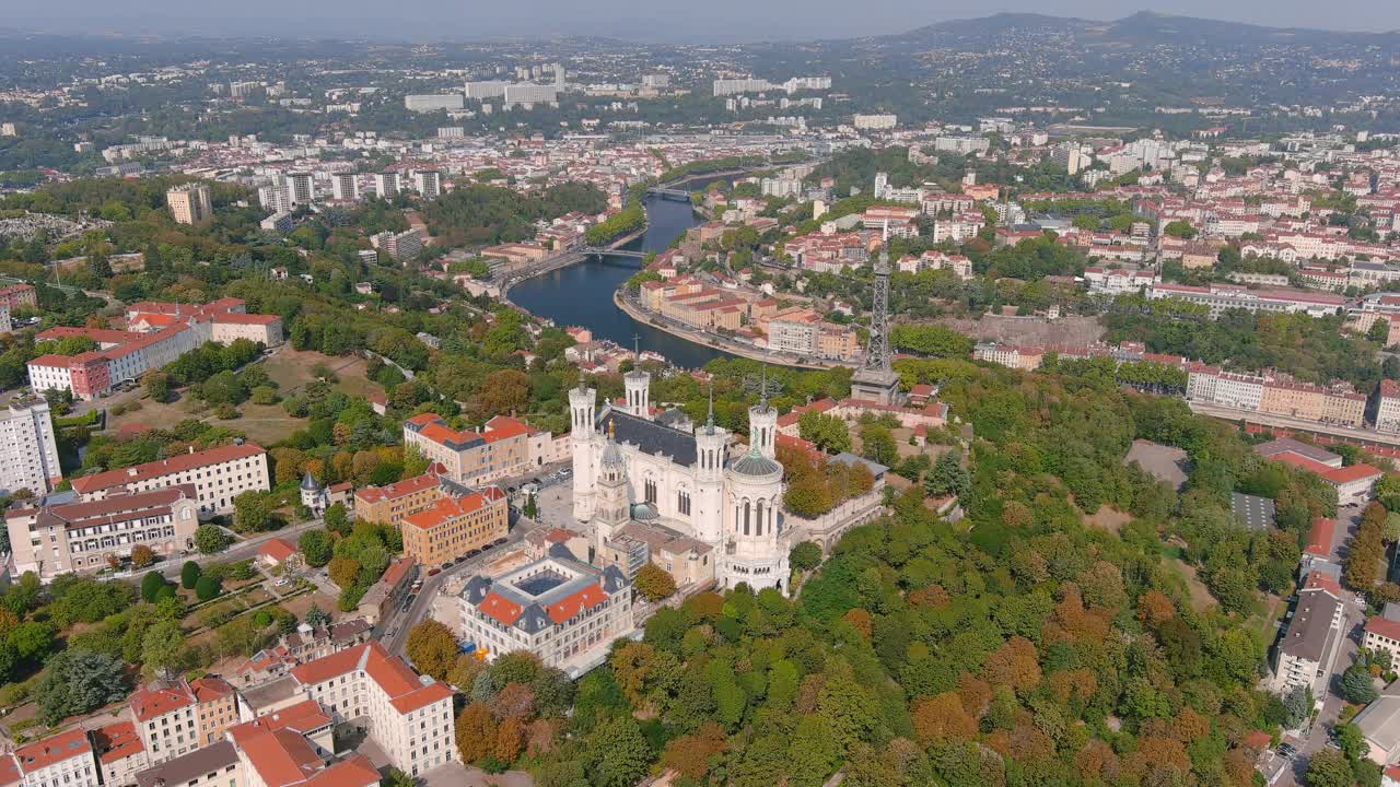 里昂:鸟瞰图，历史悠久的城市，山顶的圣母院Fourvière (La Basilique Notre Dame de Fourvière)，俯瞰法国的全景，欧洲视频素材