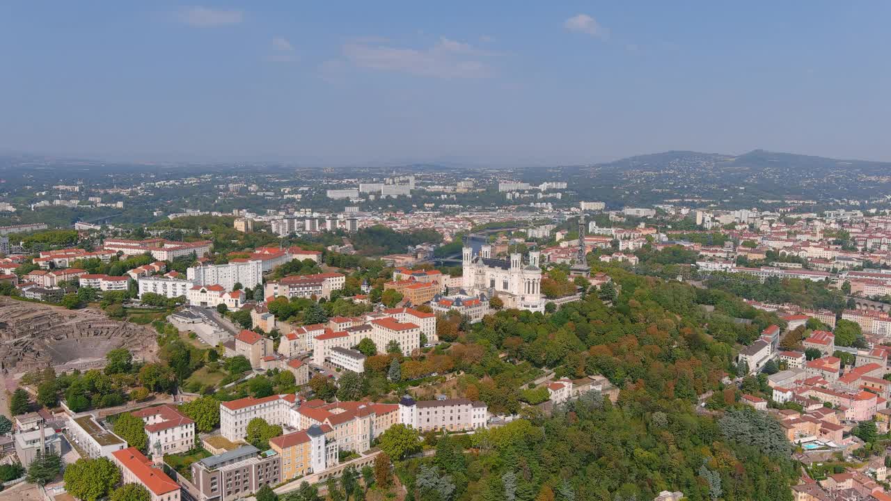 里昂:鸟瞰图，历史悠久的城市，山顶的圣母院Fourvière (La Basilique Notre Dame de Fourvière)，俯瞰法国的全景，欧洲视频素材