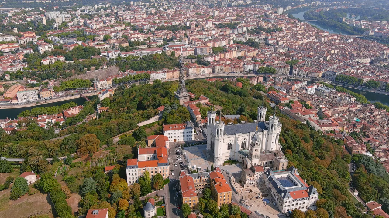 里昂:鸟瞰图，历史悠久的城市，山顶的圣母院Fourvière (La Basilique Notre Dame de Fourvière)，俯瞰法国的全景，欧洲视频素材