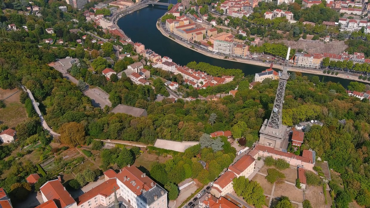 里昂:鸟瞰图，历史悠久的城市，山顶的圣母院Fourvière (La Basilique Notre Dame de Fourvière)，俯瞰法国的全景，欧洲视频素材