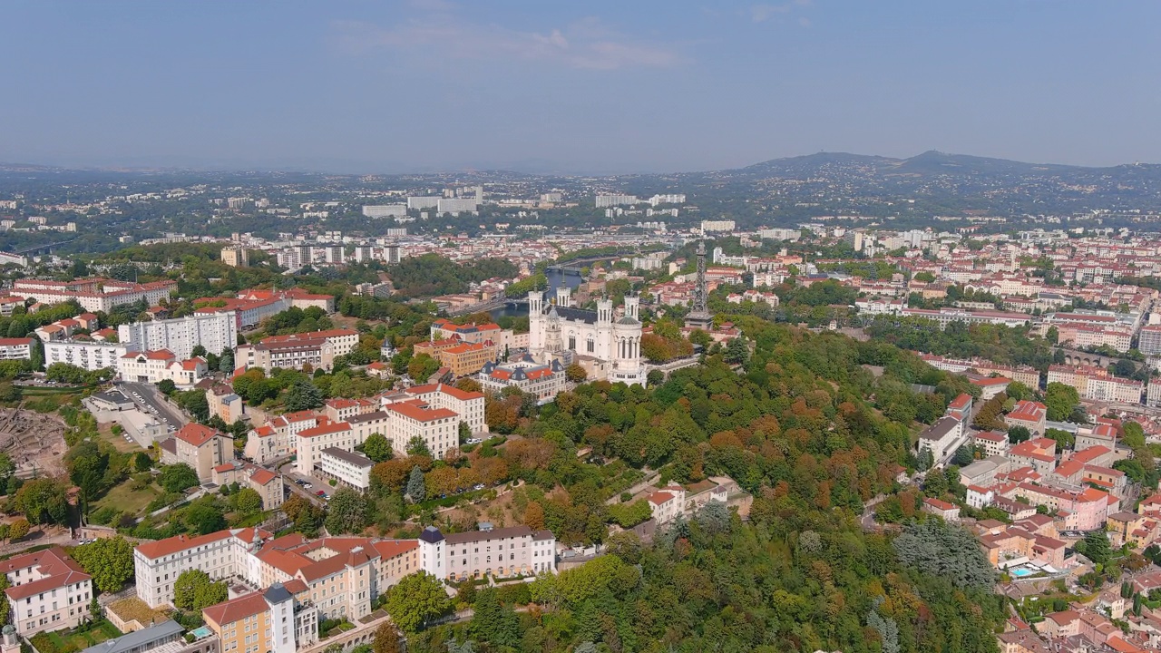 里昂:鸟瞰图，历史悠久的城市，山顶的圣母院Fourvière (La Basilique Notre Dame de Fourvière)，俯瞰法国的全景，欧洲视频素材