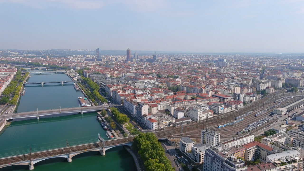 里昂:鸟瞰法国地区的历史城市Auvergne-Rhône-Alpes -从空中俯瞰法国的全景，欧洲视频素材