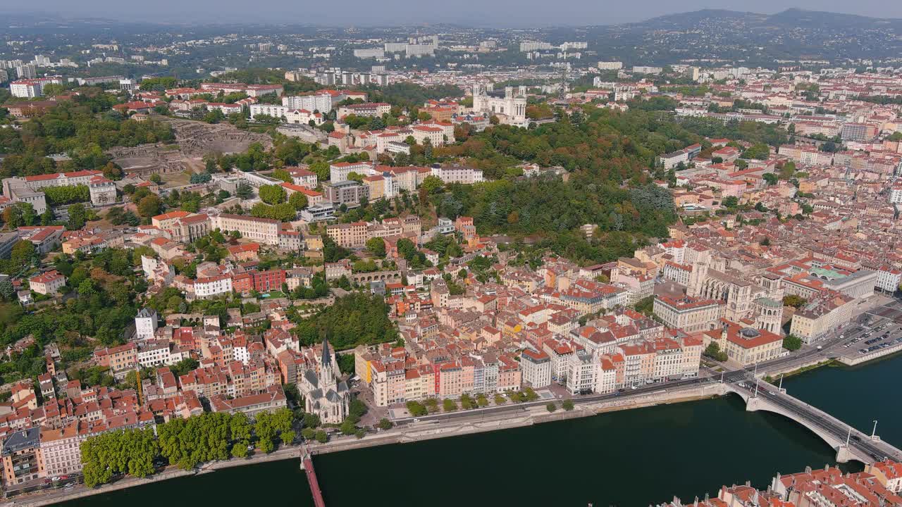 里昂:鸟瞰法国历史名城Auvergne-Rhône-Alpes -从上面俯瞰法国，欧洲的风景全景视频素材