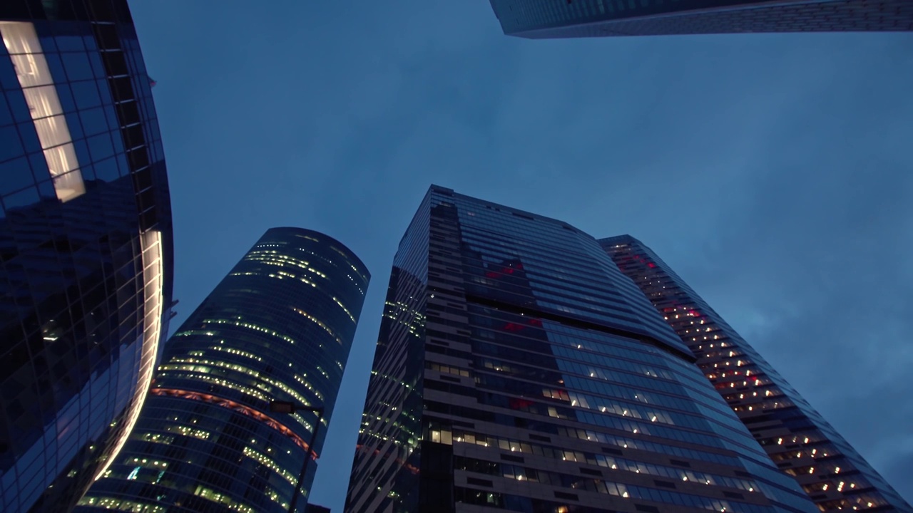 从市中心的摩天大楼和高塔的底部俯瞰夜景。视频素材