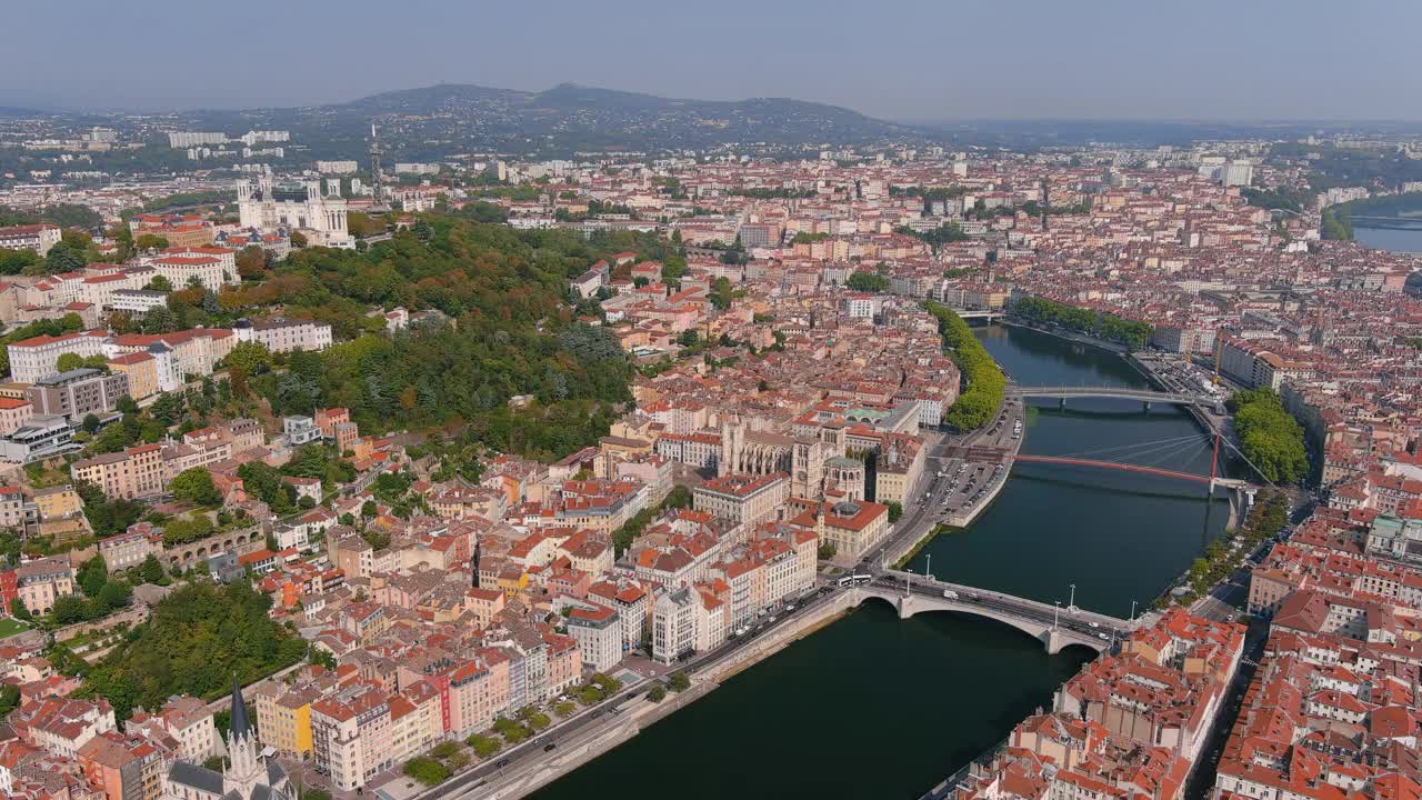 里昂:鸟瞰图，历史悠久的城市，山顶的圣母院Fourvière (La Basilique Notre Dame de Fourvière)，俯瞰法国的全景，欧洲视频素材