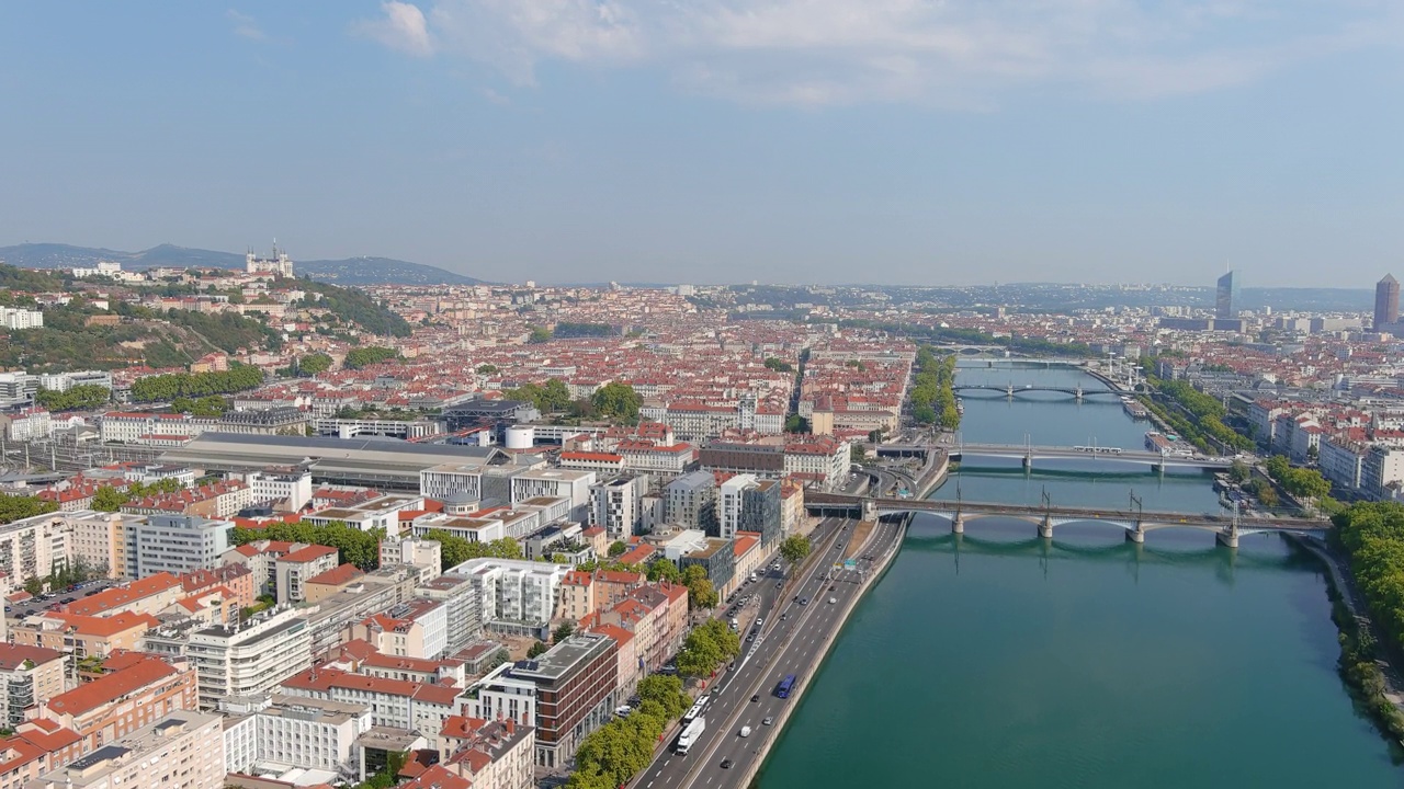 里昂:鸟瞰法国地区的历史城市Auvergne-Rhône-Alpes -从空中俯瞰法国的全景，欧洲视频素材