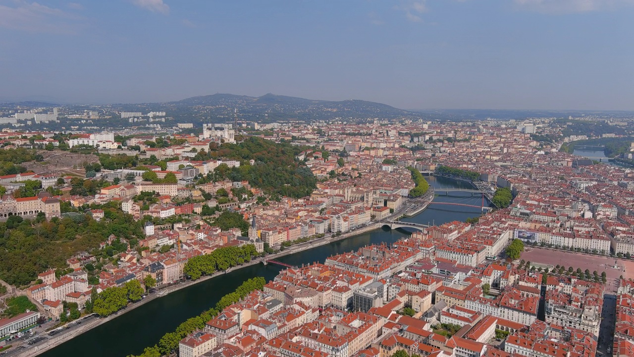 里昂:鸟瞰图，历史悠久的城市，山顶的圣母院Fourvière (La Basilique Notre Dame de Fourvière)，俯瞰法国的全景，欧洲视频素材