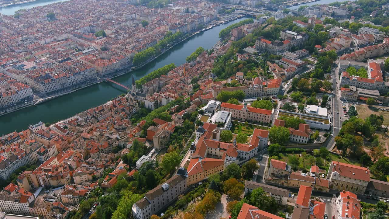 里昂:鸟瞰法国历史名城Auvergne-Rhône-Alpes -从上面俯瞰法国，欧洲的风景全景视频素材