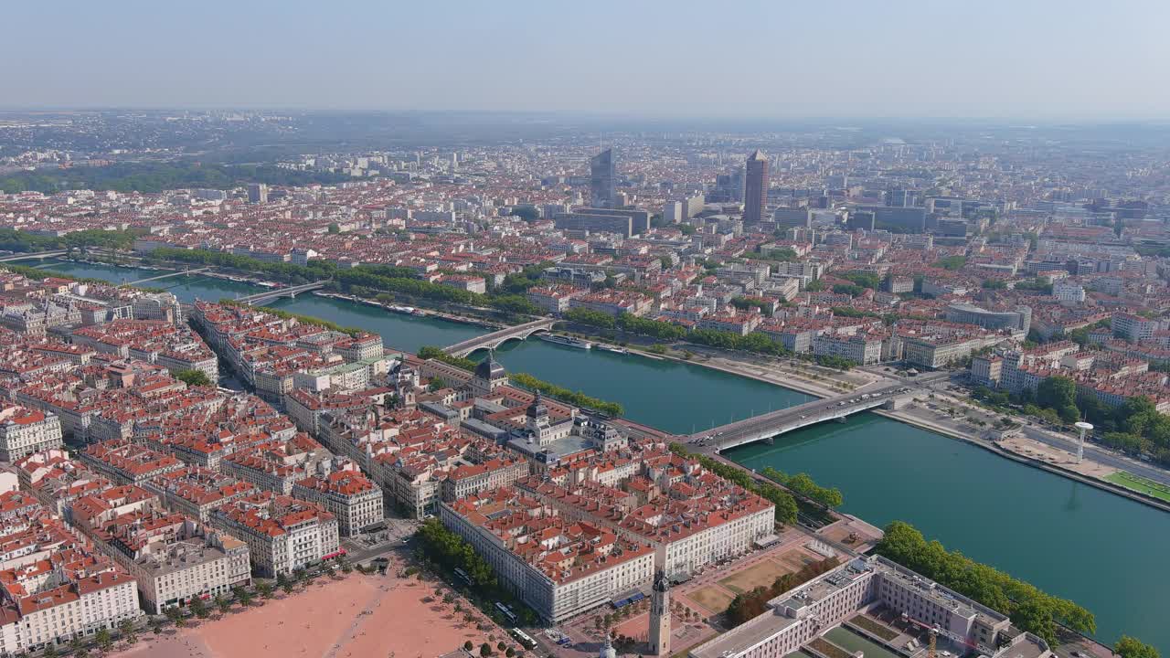 里昂:鸟瞰法国历史名城Auvergne-Rhône-Alpes -从上面俯瞰法国，欧洲的风景全景视频素材