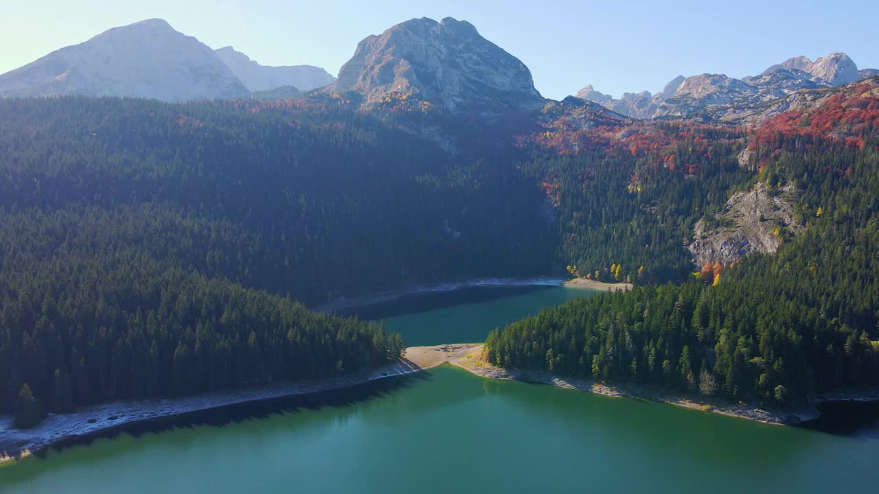 航拍的Crno Jezero或黑山北部Durmitor国家公园的黑湖。黑山之旅视频素材