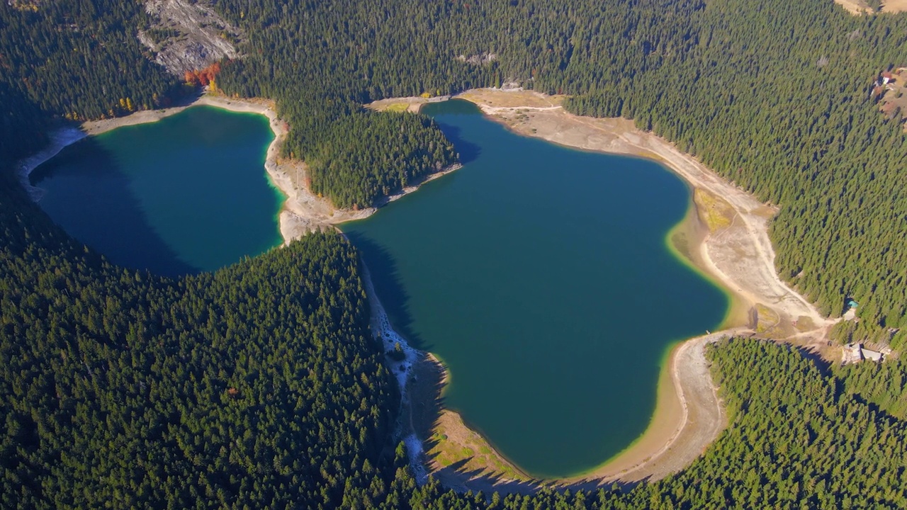 航拍的Crno Jezero或黑山北部Durmitor国家公园的黑湖。黑山之旅视频素材