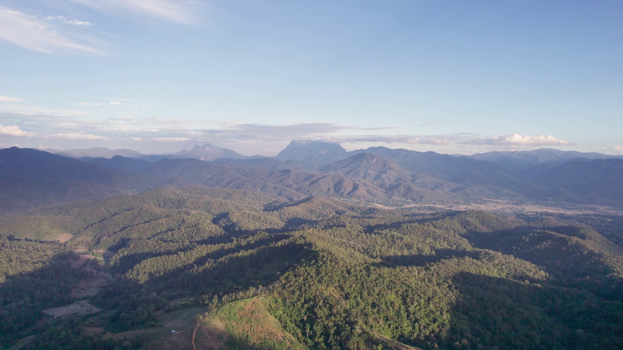 鸟瞰国家公园的热带雨林和山峰视频素材