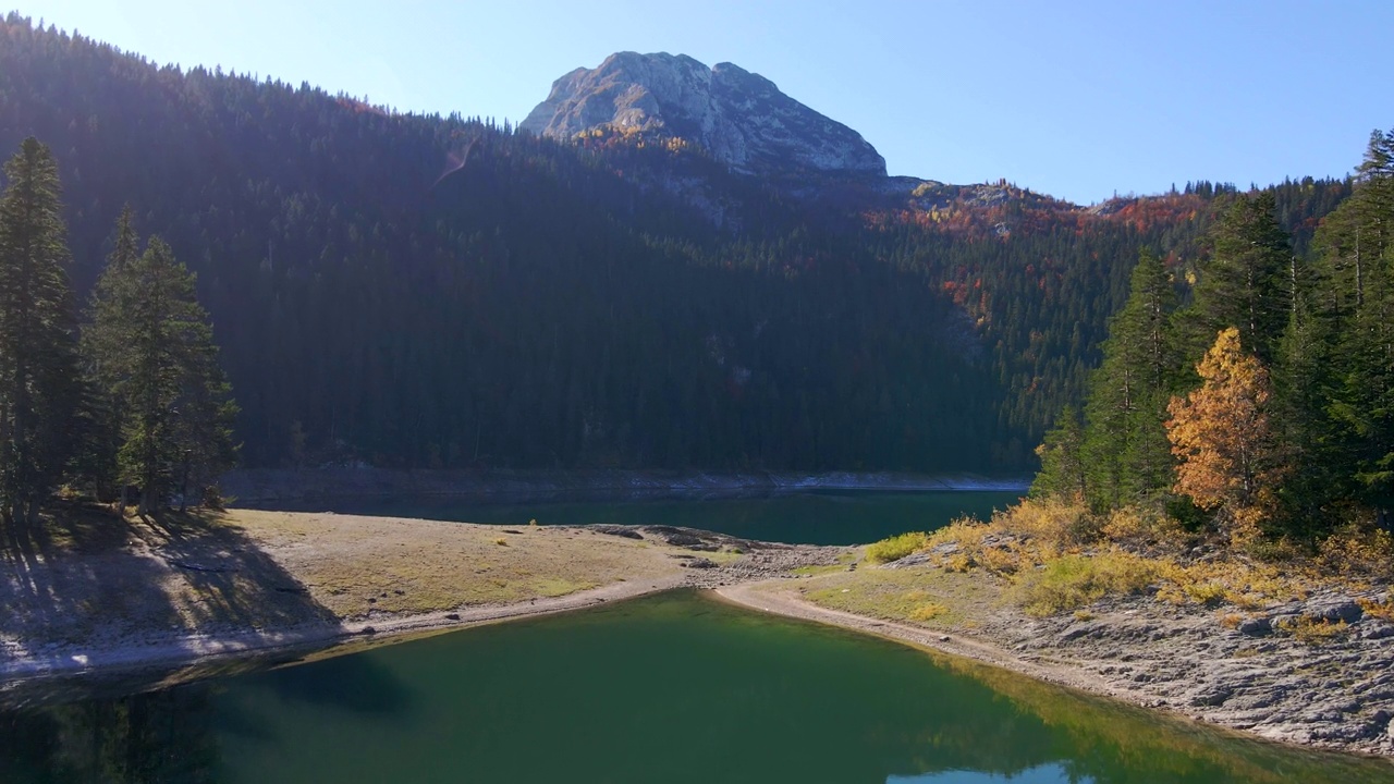 航拍的Crno Jezero或黑山北部Durmitor国家公园的黑湖。黑山之旅视频素材