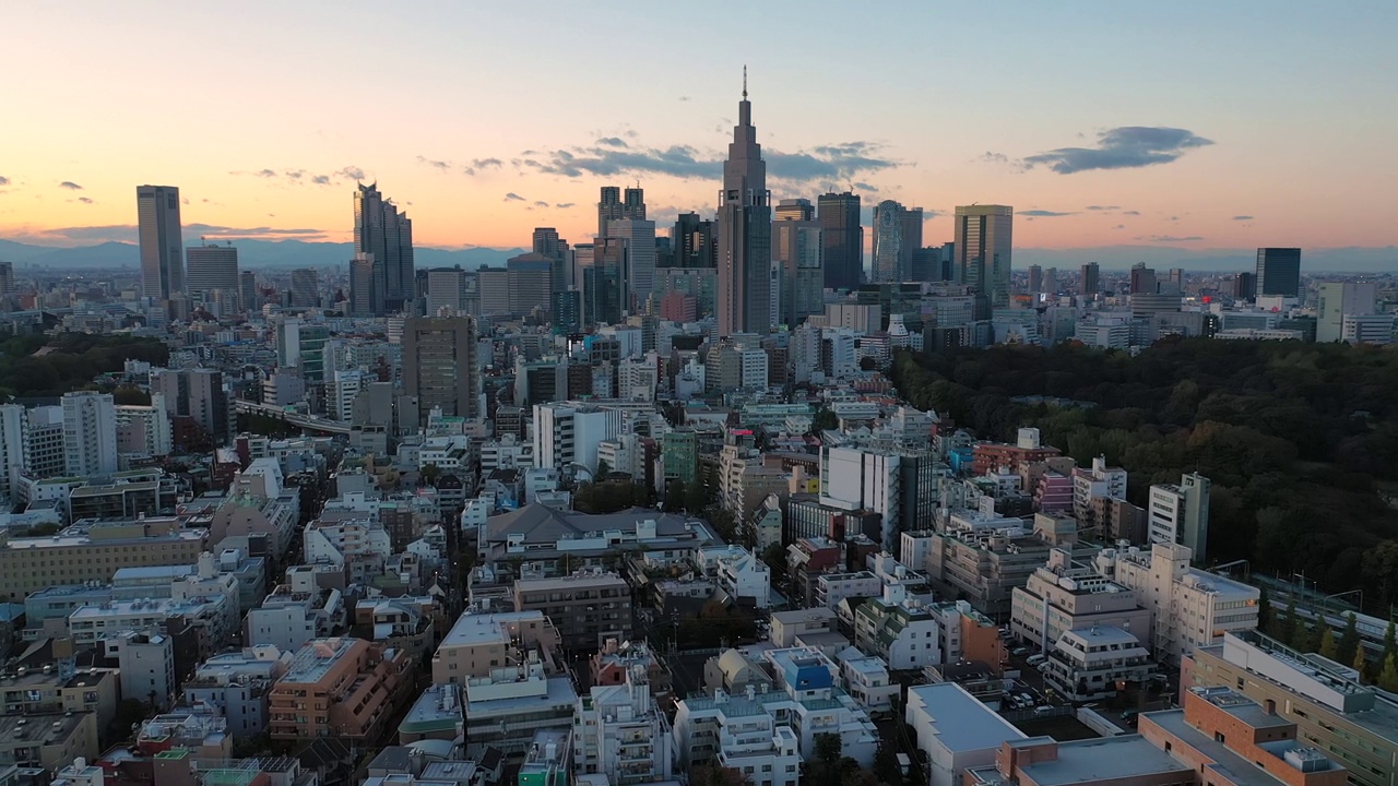 鸟瞰图，东京的城市景观，日本首都日落，现代地区新宿的摩天大楼天际线-日本的景观全景从上面，亚洲视频素材