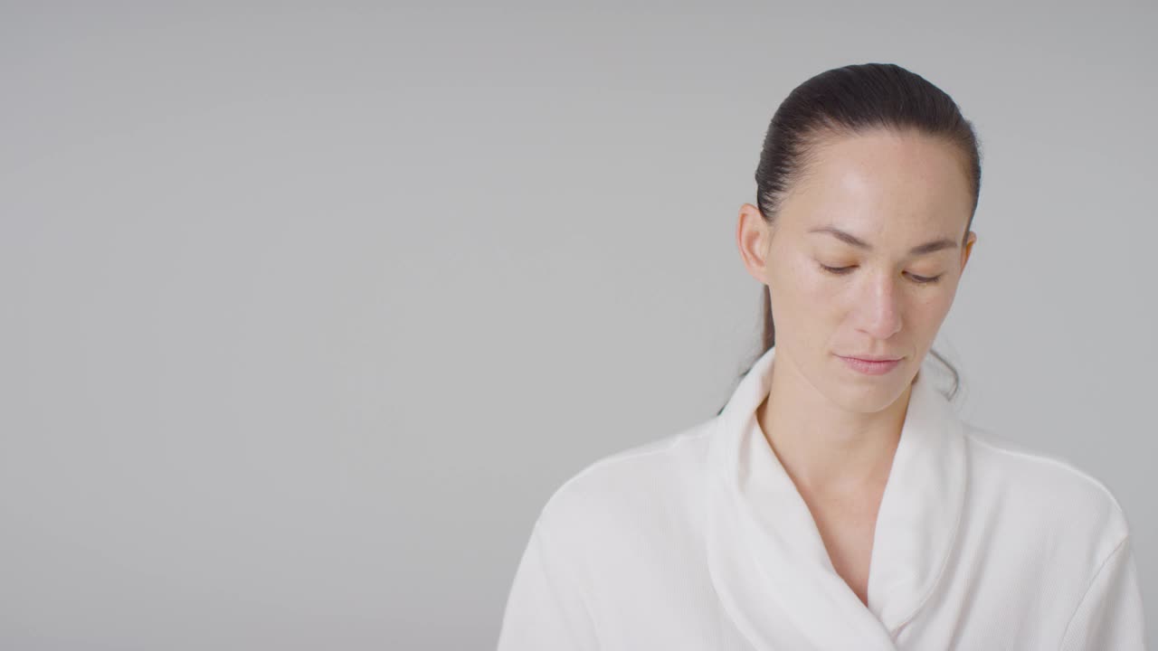 一个年轻女人使用遮瑕膏的中景视频素材