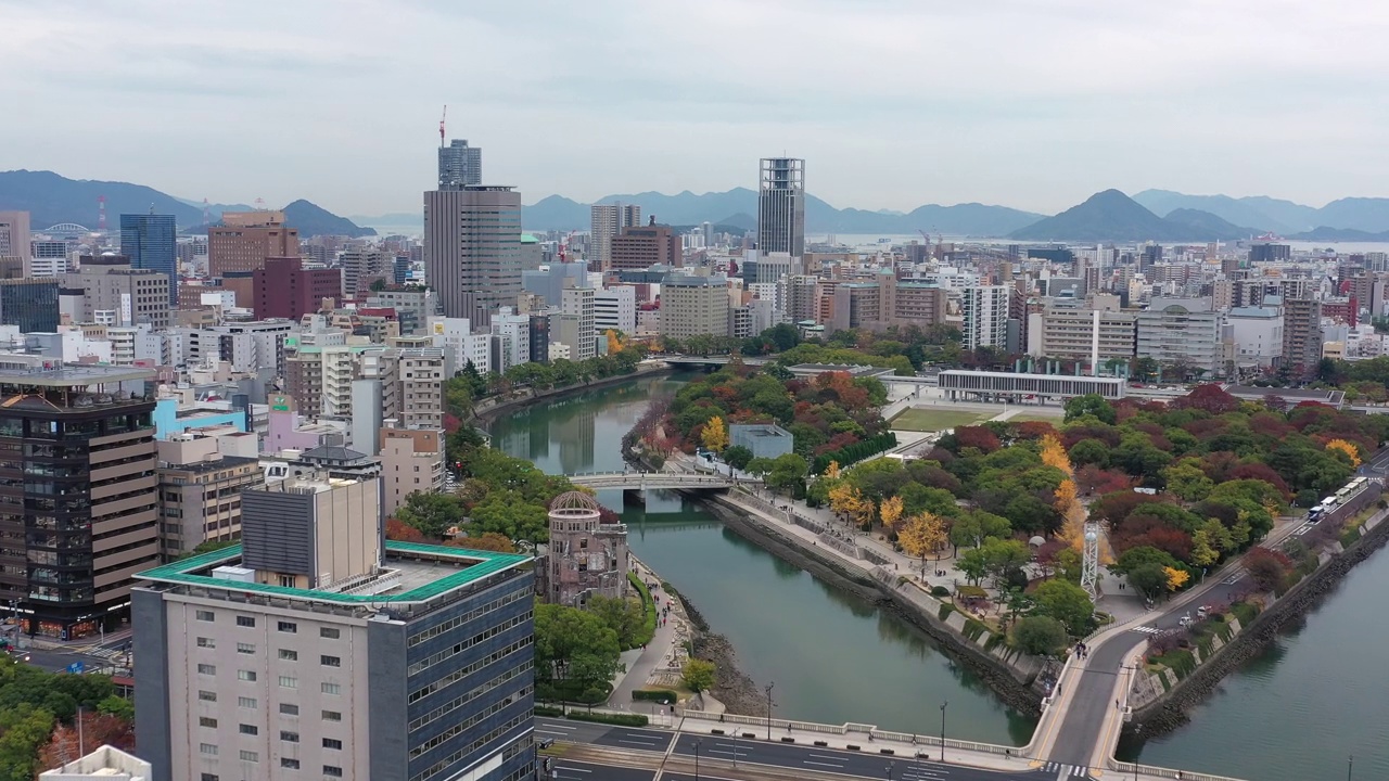 从空中俯瞰原子弹圆顶(广岛和平纪念馆)和广岛和平纪念公园，秋天的风景与五彩缤纷的树木-从空中俯瞰日本，亚洲的景观全景视频素材