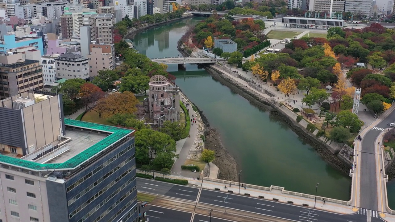 从空中俯瞰原子弹圆顶(广岛和平纪念馆)和广岛和平纪念公园，秋天的风景与五彩缤纷的树木-从空中俯瞰日本，亚洲的景观全景视频素材