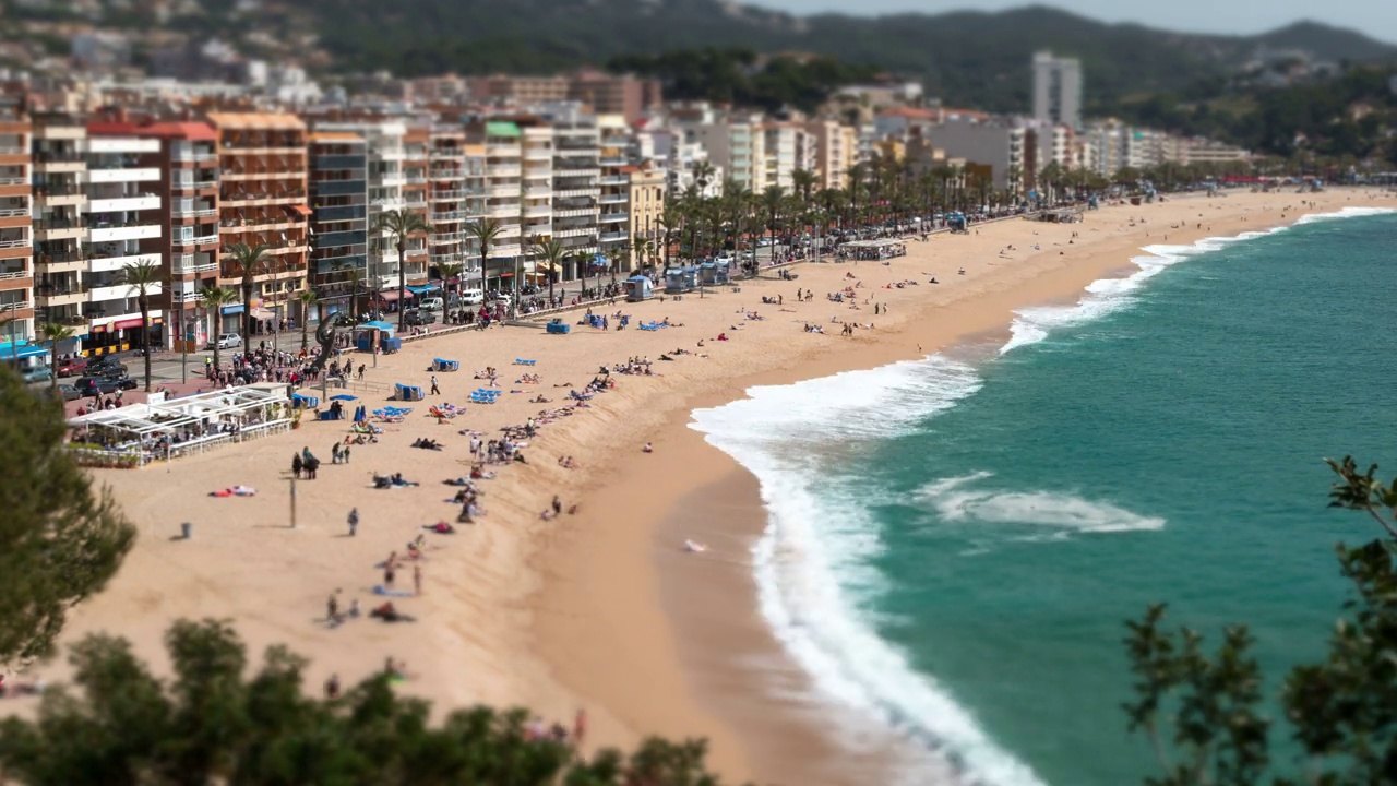 鸟瞰“LLoret de Mar”。Tilt-shift效果。时间流逝。视频素材