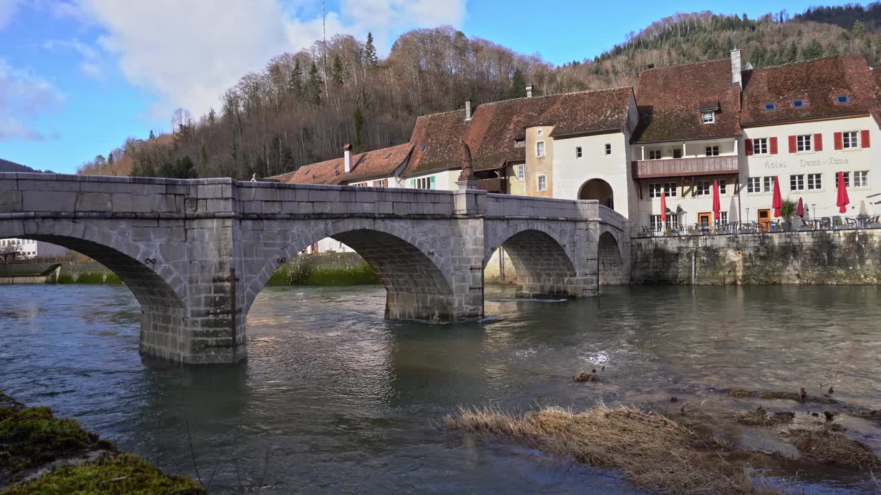 中世纪小镇圣乌尔桑(Saint-Ursanne)，位于汝拉州(Canton Jura)，有着美丽的历史建筑和杜布斯河上的石桥。视频素材