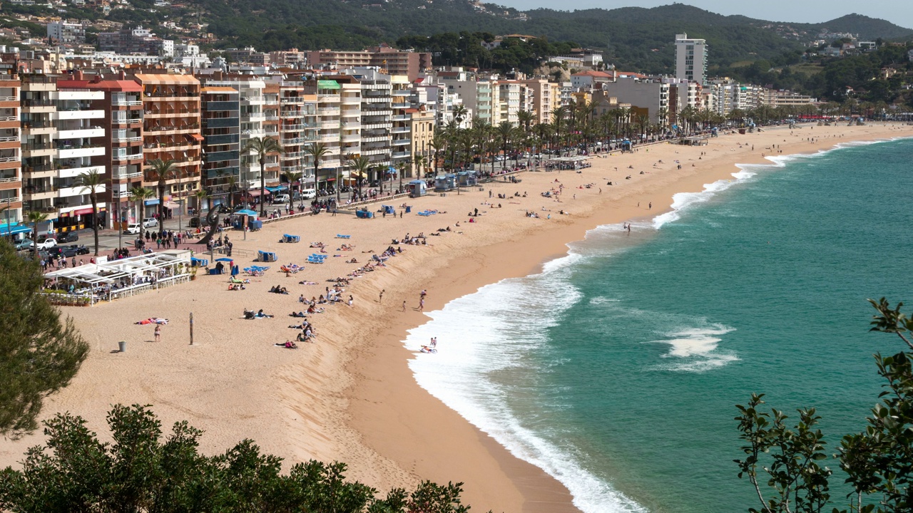 “LLoret de Mar”的鸟瞰图。时间流逝。视频素材