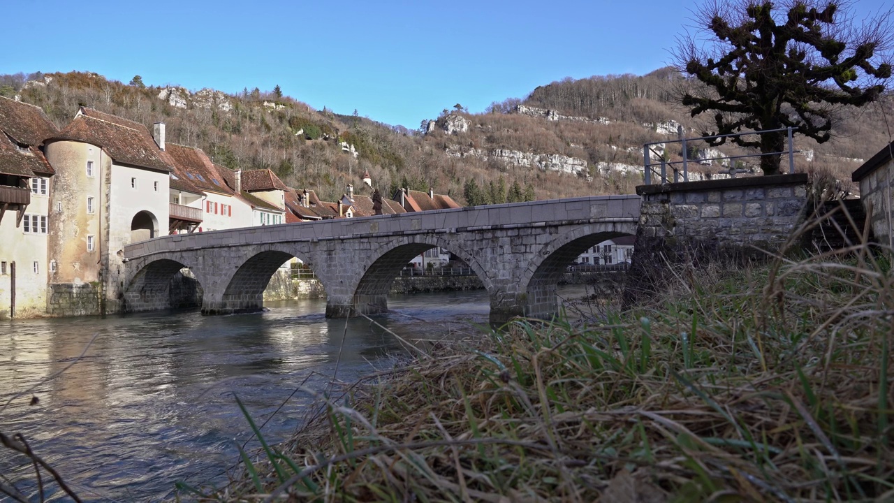 中世纪小镇圣乌尔桑(Saint-Ursanne)，位于汝拉州(Canton Jura)，有着美丽的历史建筑和杜布斯河上的石桥。视频素材