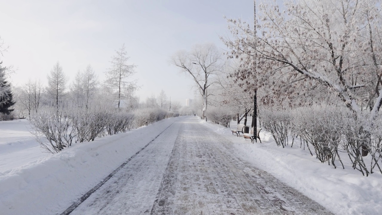 城市公园里白雪覆盖的小路视频素材