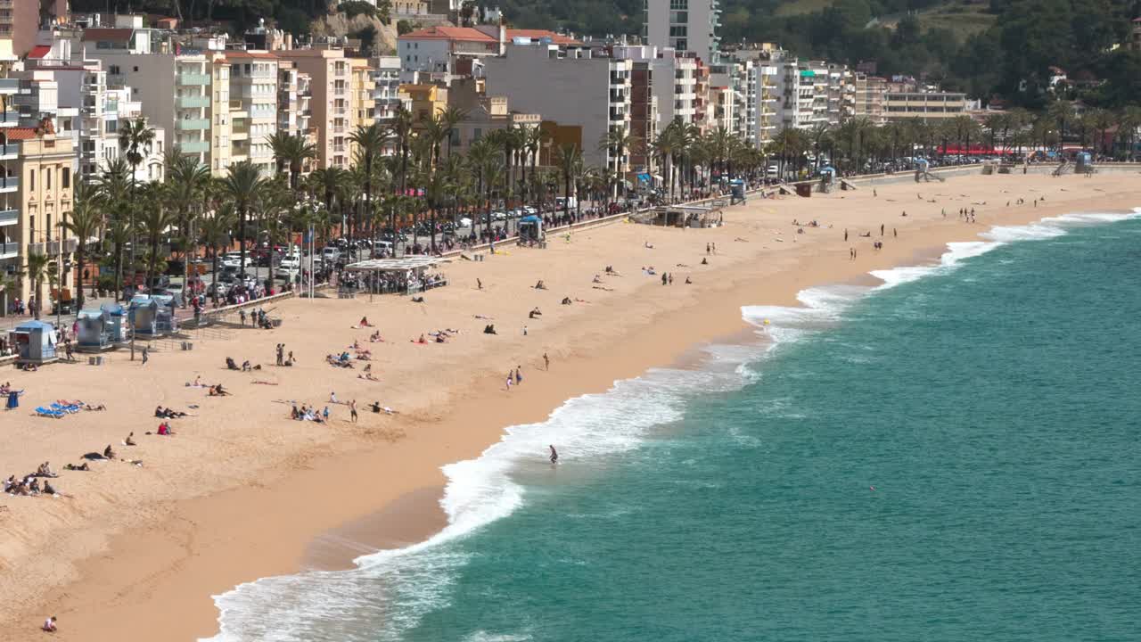 鸟瞰“LLoret de Mar”。超级失效。视频素材