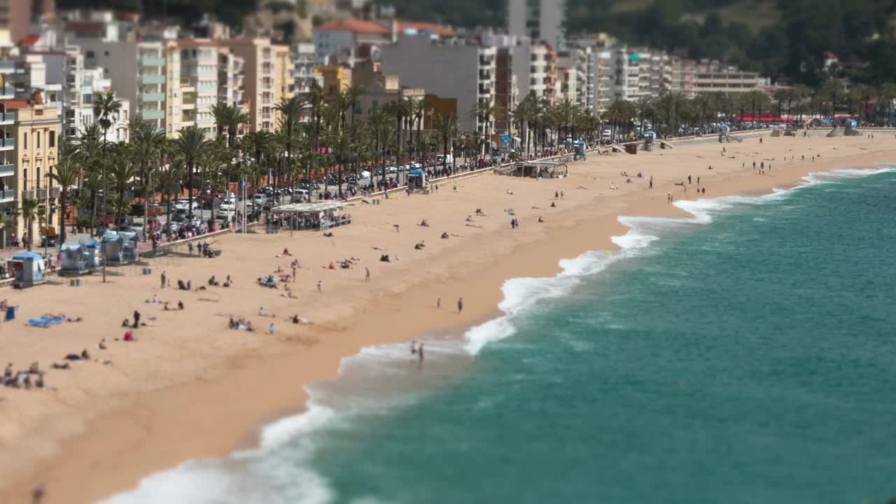 “LLoret de Mar”的鸟瞰图。超级失效。Tilt-shift效果。视频素材