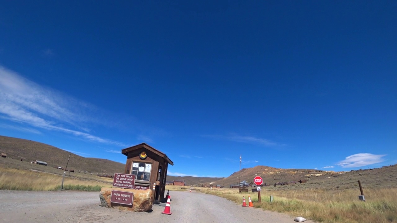 沿着加州的乡村公路行驶的景色。伯迪州立历史公园视频素材