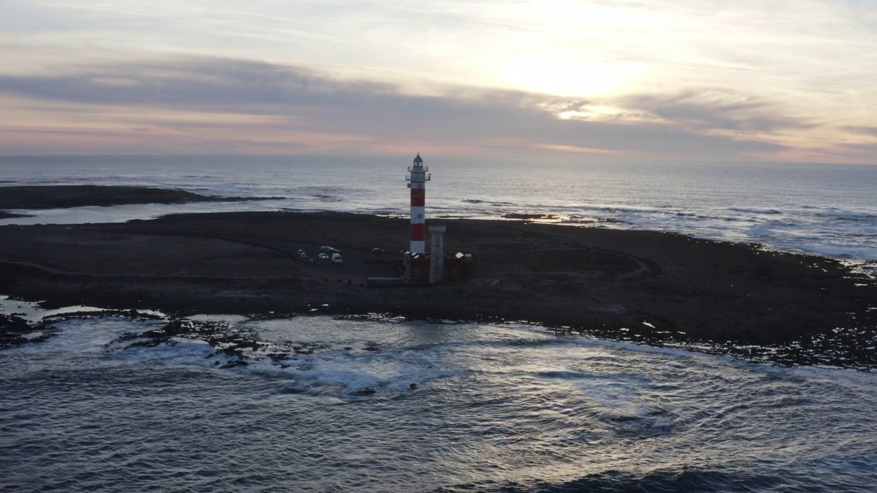 在加那利群岛的富埃特文图拉，夕阳下大西洋的灯塔被海浪拍打着视频素材