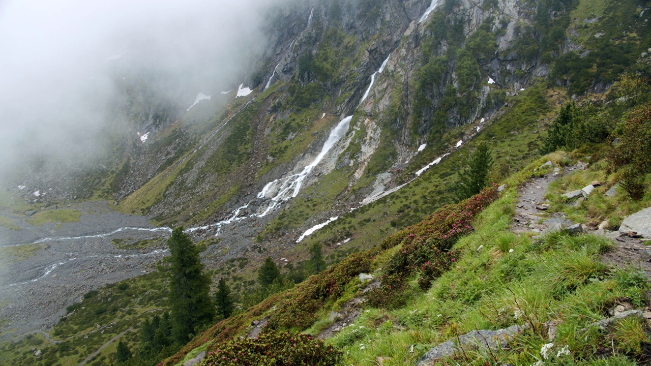 Stubai,奥地利。户外徒步旅行路径在美丽的山谷与苏兹瑙瀑布视频素材