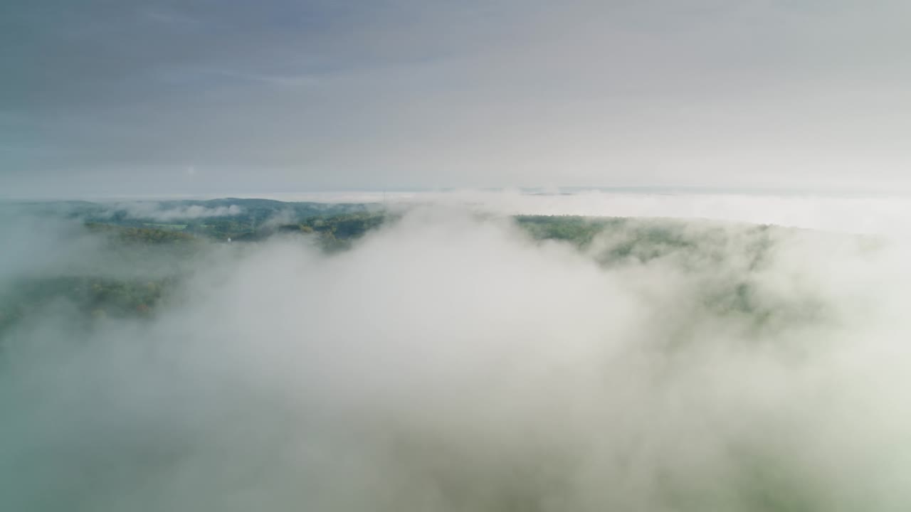 无人机拍摄的云雾在卡茨基尔山脉上空视频素材