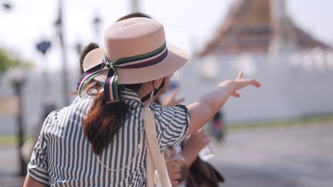 一群在户外行人旁向人问路的妇女。在亚洲国家泰国曼谷旅游观光的人们。视频下载