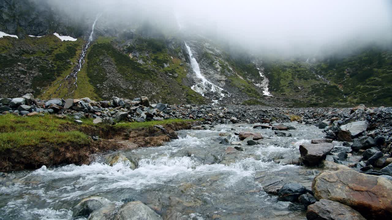 Stubai,奥地利。苏兹瑙瀑布和山间河流顺着山谷奔流而下。视频素材