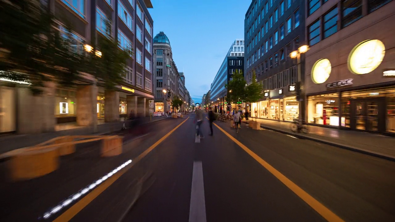 柏林弗里德里希大街无车夜街，城市生活，自行车高速Hyperlapse视频素材