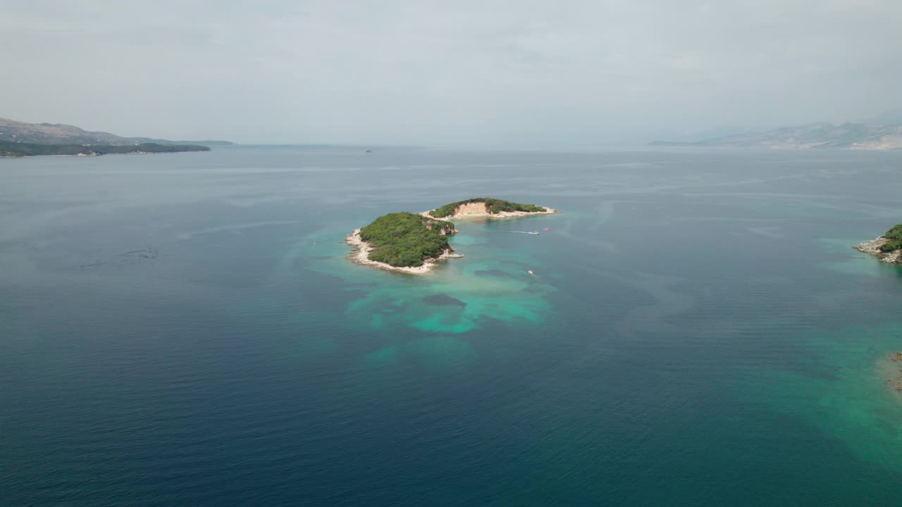 阿尔巴尼亚，Ksamil岛热带海滩的鸟瞰图，碧绿的海水视频素材