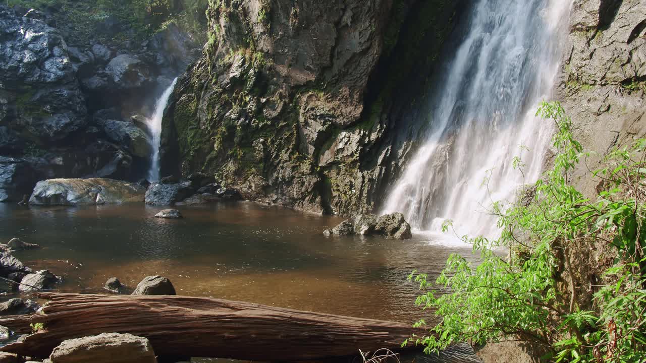 美丽的自然美景，奇妙的热带丛林，在klonlan国家公园的klonlan瀑布和热带植物，美丽的瀑布和岩石在Kamphaeng Phet省，泰国。视频素材