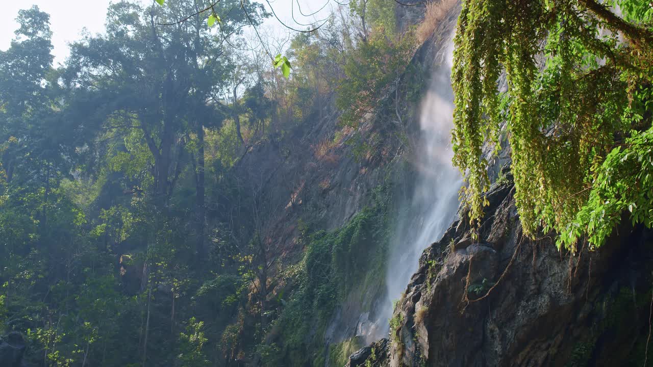 美丽的自然美景，奇妙的热带丛林，在klonlan国家公园的klonlan瀑布和热带植物，美丽的瀑布和岩石在Kamphaeng Phet省，泰国。视频素材