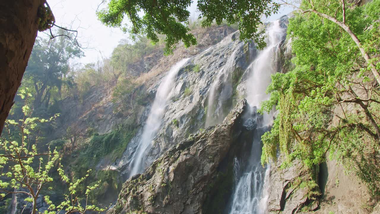 美丽的自然美景，奇妙的热带丛林，在klonlan国家公园的klonlan瀑布和热带植物，美丽的瀑布和岩石在Kamphaeng Phet省，泰国。视频素材