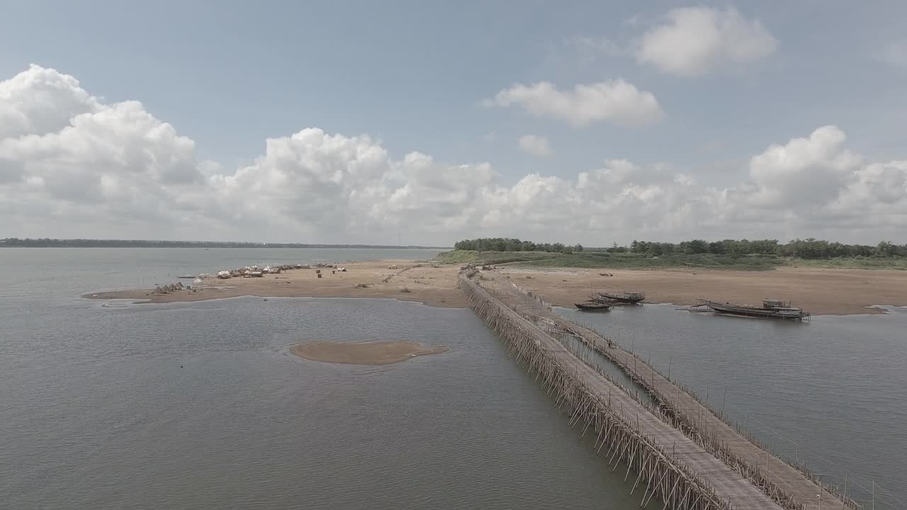 鸟瞰竹桥和Koh Pen海滩的美景视频素材