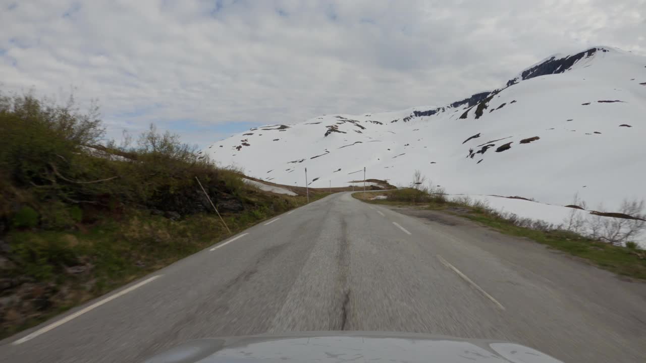 POV汽车行驶在挪威的道路上，积雪正在融化视频素材