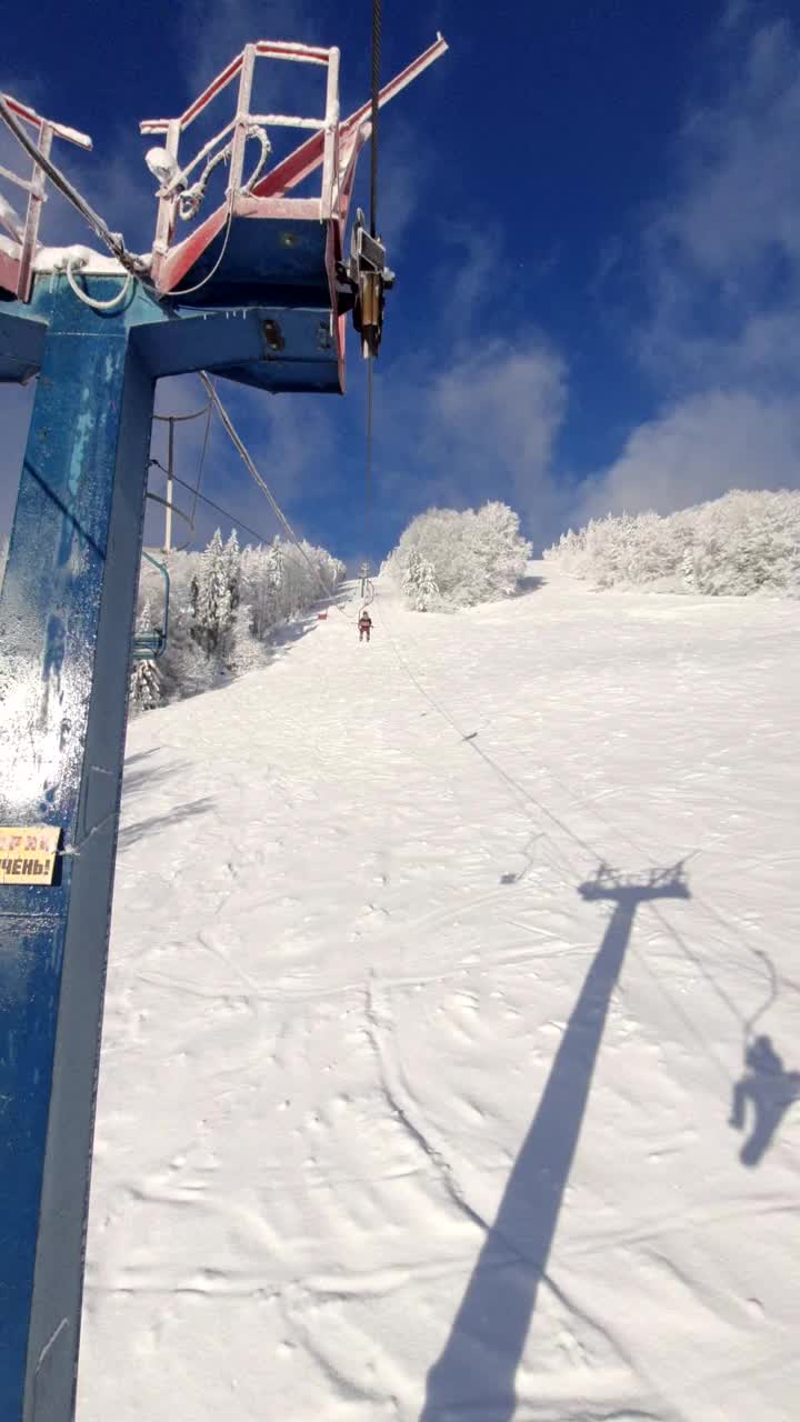 从乌克兰喀尔巴阡山脉的老椅子缆车滑雪胜地俯瞰视频素材