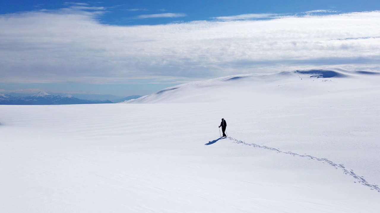 成功的登山运动员就是在冬天的雪地里走在高山的顶峰上视频素材