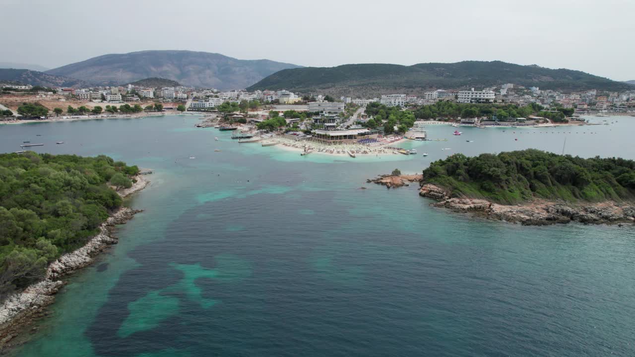 阿尔巴尼亚，Ksamil岛热带海滩的鸟瞰图，碧绿的海水视频素材