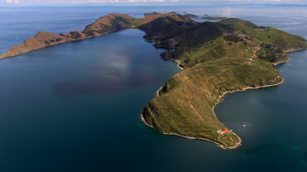 太阳岛鸟瞰图(西班牙语:太阳岛)，位于南美洲秘鲁和玻利维亚的边界，的的喀喀湖上视频素材